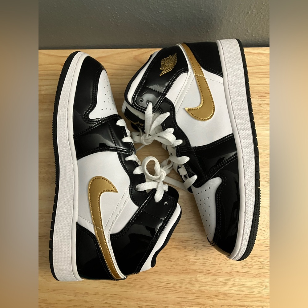 Nike Air Jordan 1 Patent Leather GS Black Gold GORGEOUS Sneakers Jordans Shoes - Picture 3 of 9